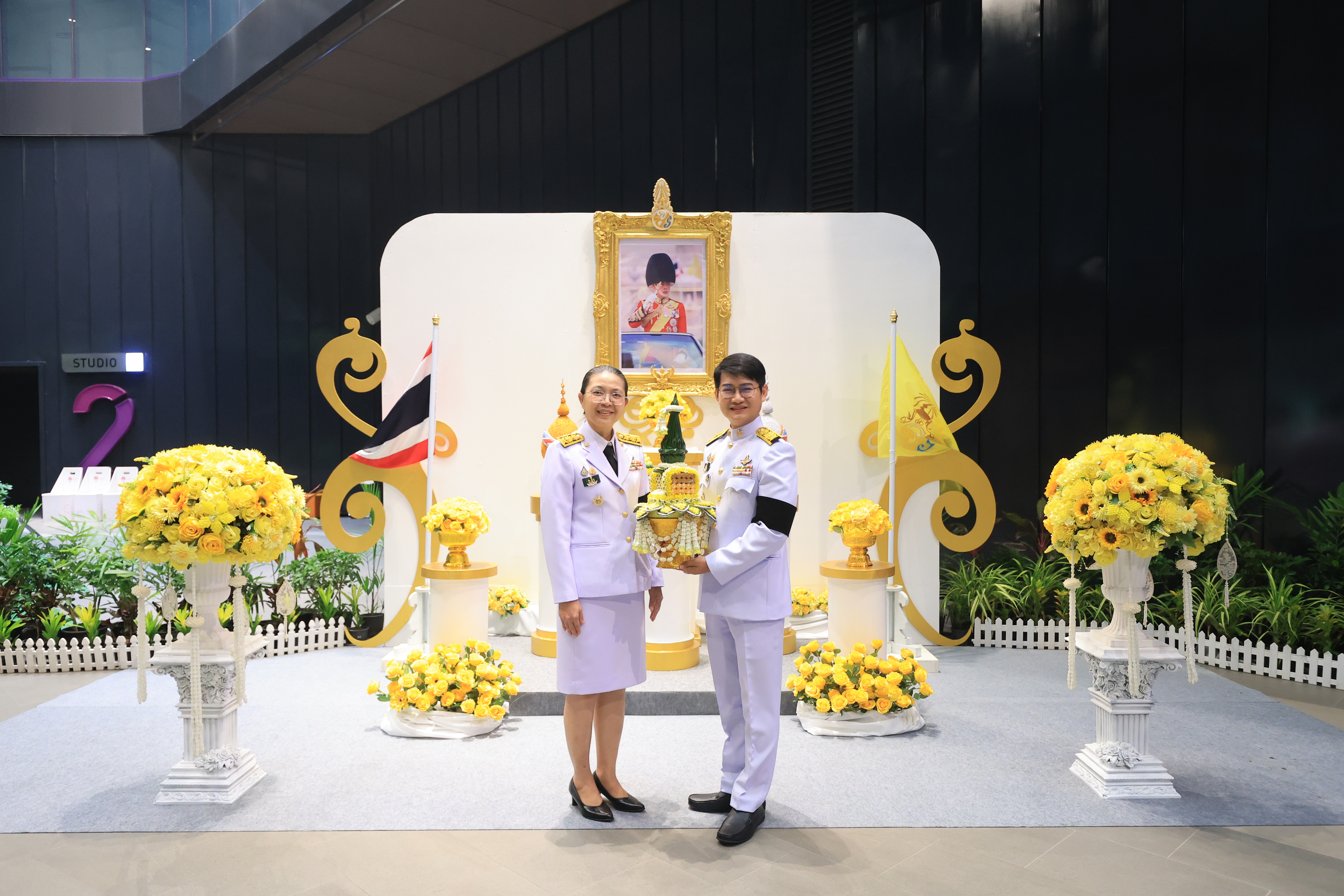 title - คณะผู้บริหาร ส.ป.ก. บันทึกเทปถวายพระพรชัยมงคล เนื่องในโอกาสมหามงคลเฉลิมพระชนมพรรษา 74 พรรษา พระบาทสมเด็จพระปรเมนทรรามาธิบดีศรีสินทร มหาวชิราลงกรณ พระวชิรเกล้าเจ้าอยู่หัว
